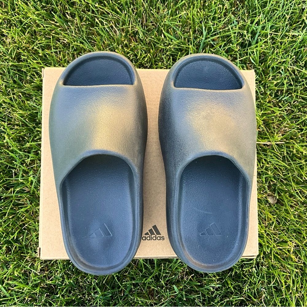 YEEZY Adidas Slides Slip-On Sandals Black Kids Size 1Y - Picture 2 of 7